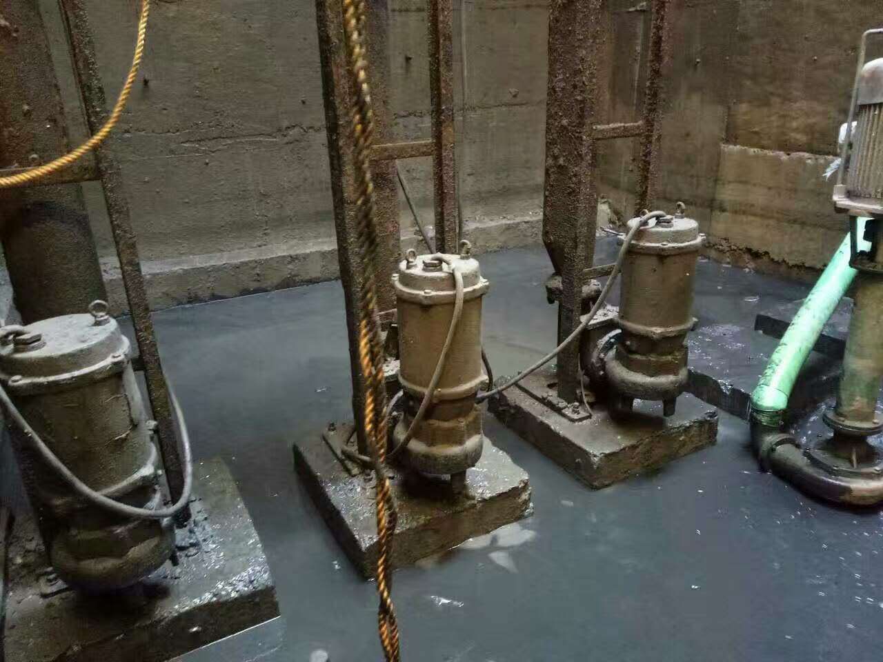 蒙山污水池清理