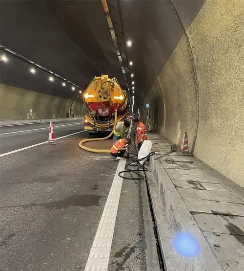 蒙山隧道排水渠清淤